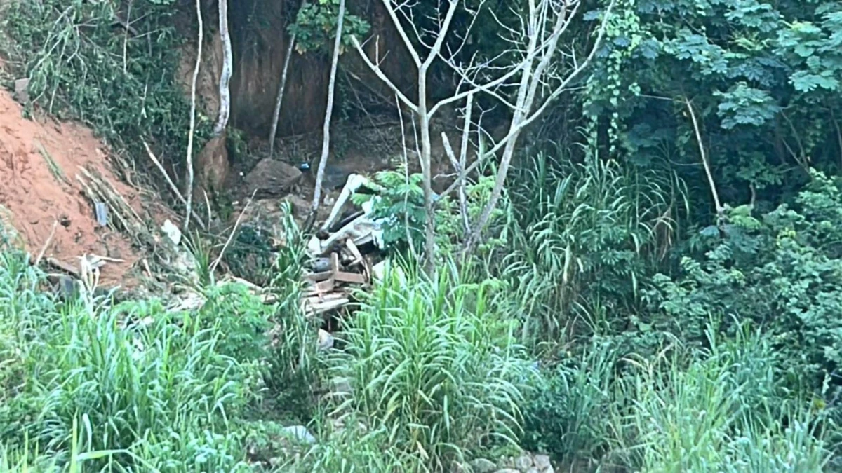Duas pessoas precisarem ser retiradas pelos bombeiros das ferragens e a terceira foi encaminhada para o hospital de Colatina