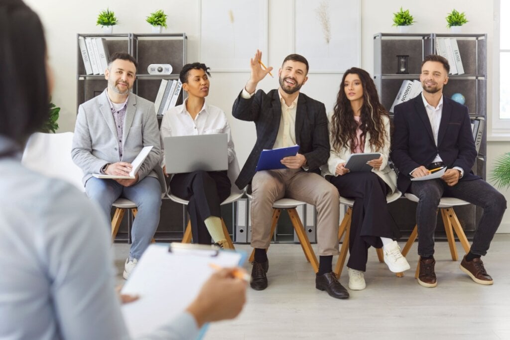 Investir no desenvolvimento de líderes melhora a cultura organizacional e cria um ambiente de trabalho mais saudável (Imagem: Studio Romantic | Shutterstock)