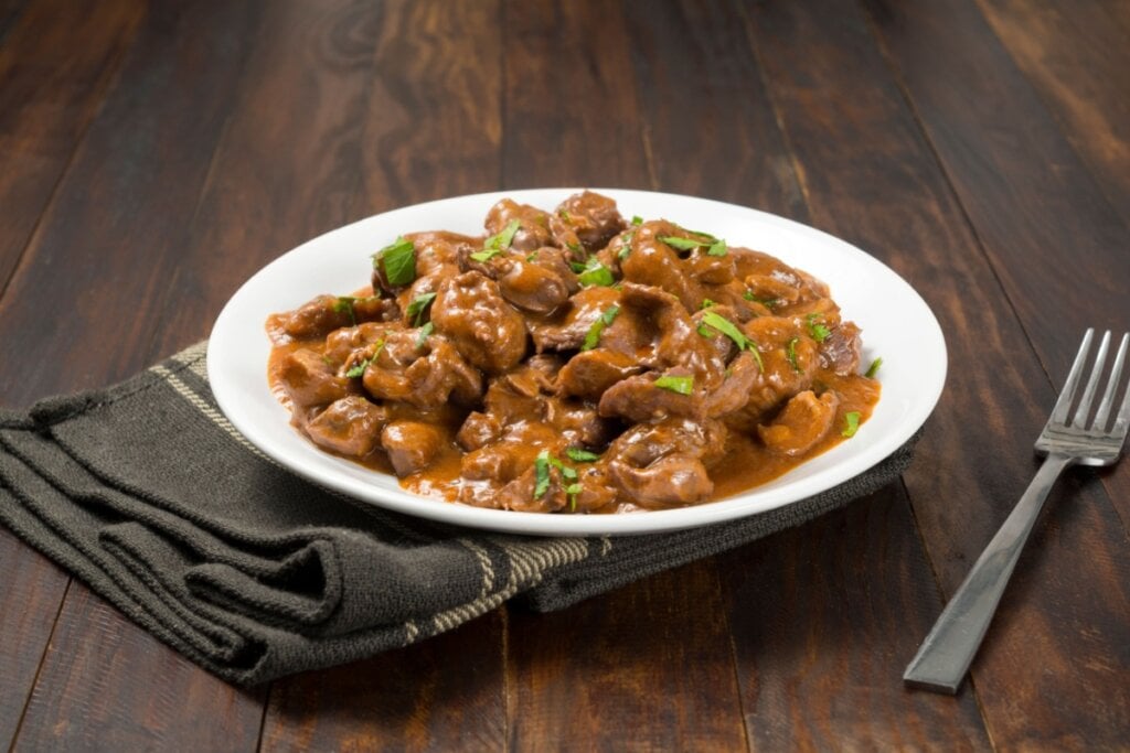 Moela de frango com molho (Imagem: Studioimagen73 | Shutterstock)