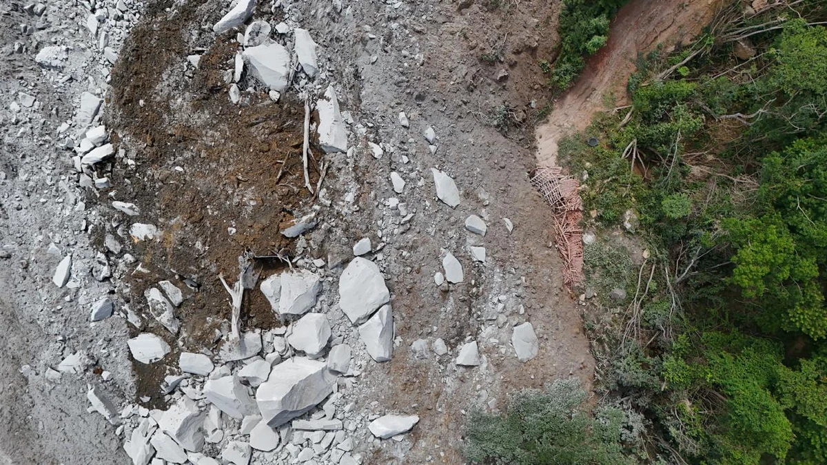 Fragmentos de rocha caíram após placa de pedra se desprender na zona rural de Afonso Cláudio por Divulgação/Defesa Civil Municipal