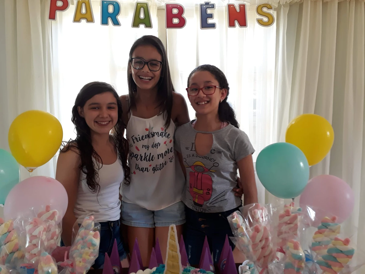 Lara Marina quando criança ao lado das amigas