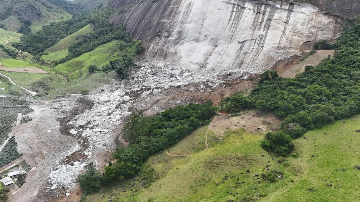 Local onde houve desprendimento de rochas, em Afonso Cláudio por Divulgação/Defesa Civil Municipal