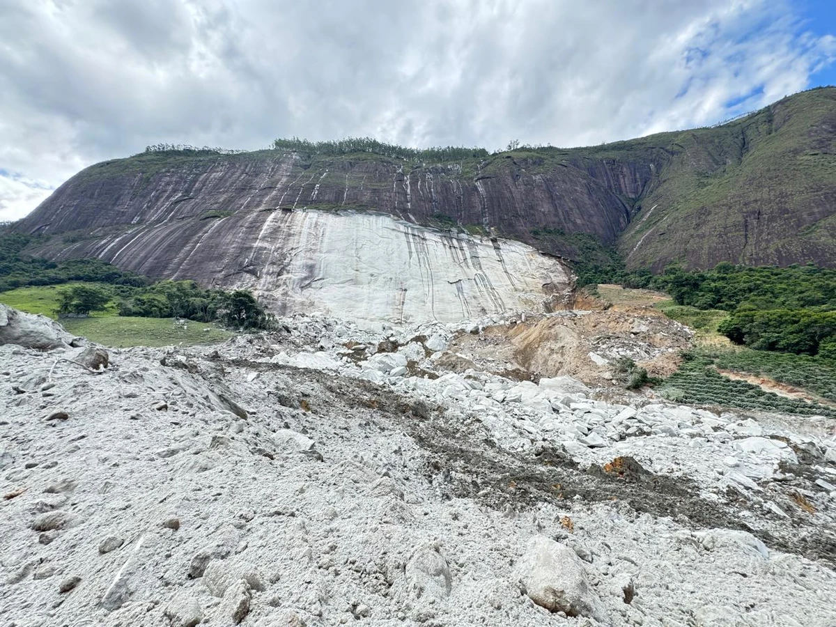 Placa de pedra se desprendeu e atingiu casas e lavoura na zona rural de Afonso Cláudio por Divulgação/Defesa Civil Municipal