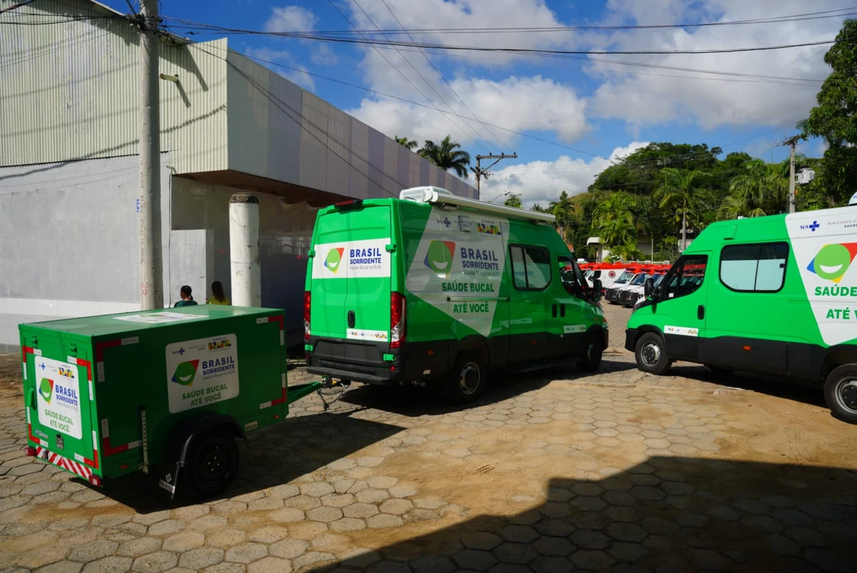 Unidades Odontológicas Móveis (UOM) entregues em Colatina por Fernando Madeira 