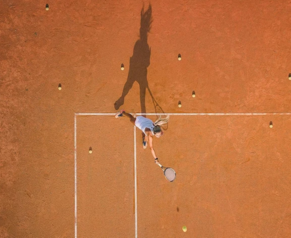 Os esportes de raquete ocupam papel central na identidade do Vitória Country Club, e o tênis terá protagonismo na estrutura. Crédito: divulgação
