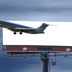 Cidades em várias partes do mundo vêm proibindo a publicidade em espaços públicos de produtos e serviços que apresentam alto consumo de combustíveis fósseis e emissão de carbono. A julgar pelo sucesso de medidas similares em relação à propaganda de cigarros e bebidas alcoólicas no passado, especialistas acreditam que esta nova proibição pode traze