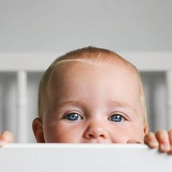 Muitas das crenças comuns sobre o sono dos bebês não têm bases científicas. A BBC desmente aqui cinco desses mitos.