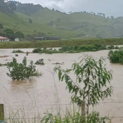 Defesa Civil de Guaçuí monitora aumento do volume de água e orienta moradores de áreas ribeirinhas a redobrarem a atenção