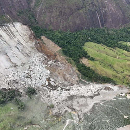 Moradores da casa soterrada nesta sexta (6) estariam morando lá desde janeiro, mas por conta de atrasos na obra, ainda não ocupavam de forma fixa o local