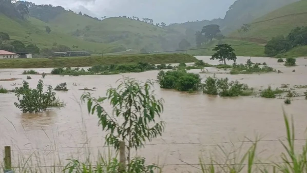 Defesa Civil de Guaçuí monitora aumento do volume de água e orienta moradores de áreas ribeirinhas a redobrarem a atenção