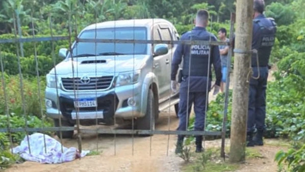 Vítima foi encontrada morta em frente a uma caminhonete, próximo a uma porteira trancada, na região de Córrego Pratinha
