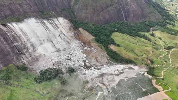 Se obra estivesse concluída no prazo, casal e as duas filhas estariam ocupando residência que foi destruída por desprendimento de placa rochosa, em Afonso Cláudio