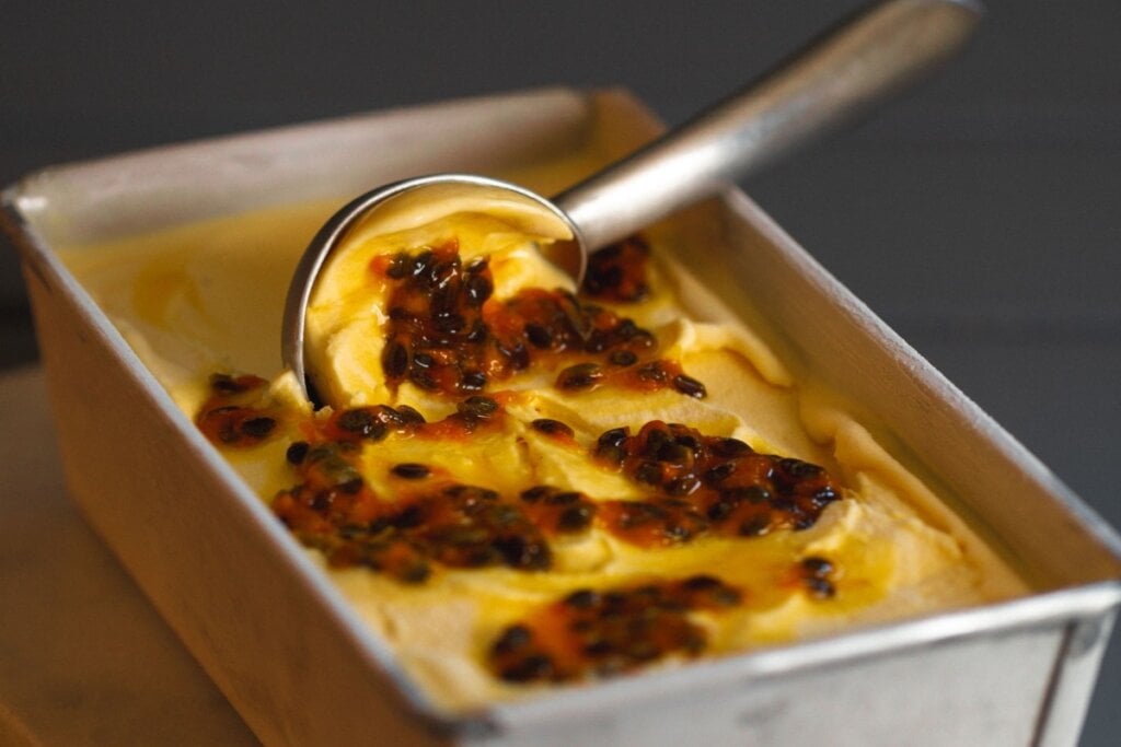 Sorvete de maracujá (Imagem: c0ntr3ras | Shutterstock) 