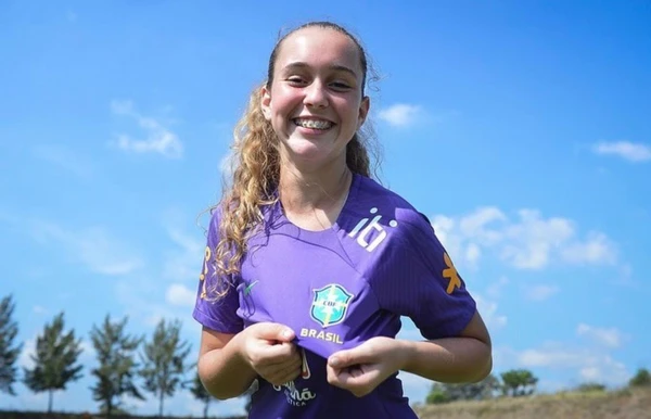 Liz Valverde foi convocada para a Seleção Feminina pela primeira vez quando ainda atuava entre os meninos pelo Porto Vitória