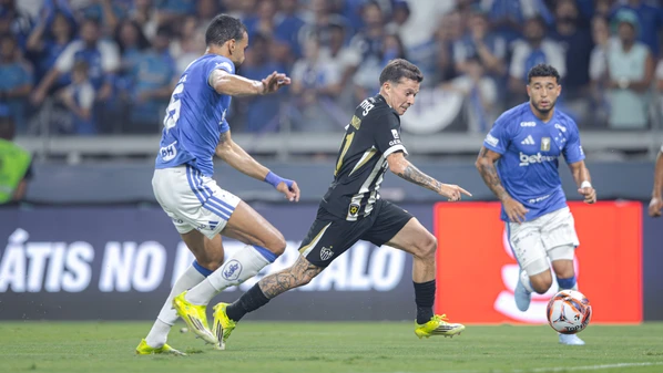 Uma confusão generalizada tomou conta dos momentos finais do jogo entre Cruzeiro e Atlético-MG