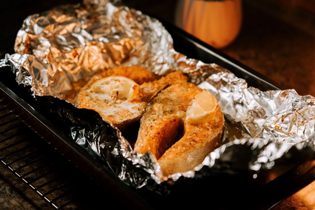 Truta assada com limão (Imagem: Dariienko Andrii | Shutterstock)