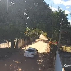 Vítima aceitou corrida fora da plataforma na rodoviária do município; um dos criminosos estava armado com uma submetralhadora e deixou o motorista em uma estrada rural após o assalto