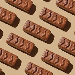 O nosso intestino abriga uma fervilhante colônia de bactérias que influenciam muitas funções do nosso corpo. Mas estudos indicam que os emulsificantes presentes em alimentos ultraprocessados influenciam a quantidade e a diversidade dessas bactérias, o que pode causar problemas de saúde.