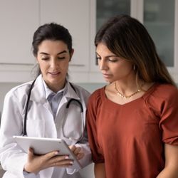 Reações muitas vezes vão além da preocupação com a saúde física e estão ligadas ao estigma ainda associado ao vírus