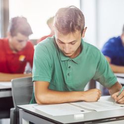 Professora elenca estratégias para fortalecer argumentos e enriquecer a discussão sobre os temas propostos