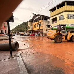 Temporal deixou duas famílias desalojadas e atingiu duas lojas na região central do município, na tarde de segunda-feira (9)