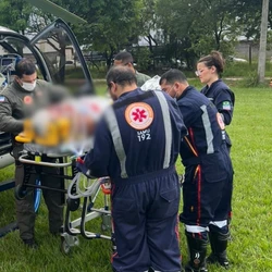 Vítima ficou presa às ferragens e foi levada em estado grave para o Hospital Jayme Santos Neves; motorista do caminhão deixou o local