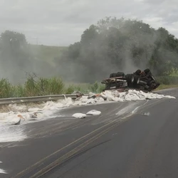 Batida aconteceu após veículo perder o controle e invadir a contramão; vítimas foram socorridas pelo Samu e levadas ao Hospital Estadual Sílvio Avidos, em Colatina