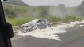 Quatro pessoas ficam feridas em acidente entre carro e carreta em João Neiva