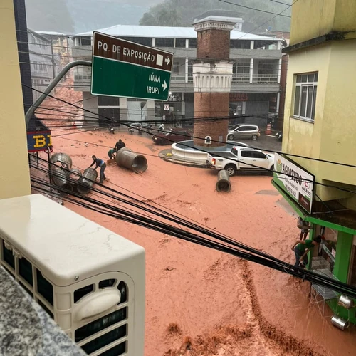 Chuvas alagam ruas e causam transtornos em Muniz Freire