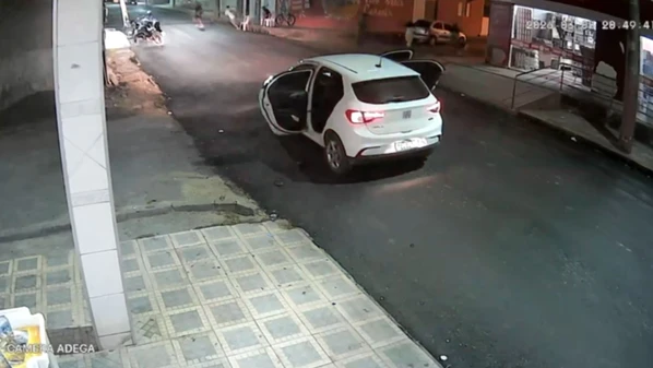 Crime aconteceu na noite de domingo (8), no bairro Seac, e foi registrado por câmeras de segurança; ataque teria sido cometido por pelo menos quatro homens
