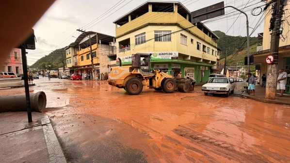 Temporal deixou duas famílias desalojadas e atingiu duas lojas na região central do município, na tarde de segunda-feira (9)