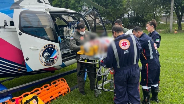 Testemunhas informaram à PM que o condutor do Fiat Uno fazia uma ultrapassagem quando colidiu de frente contra um caminhão