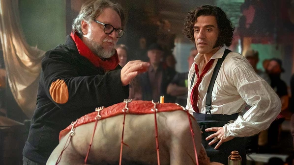 Indicado a nove Oscars, nova versão do clássico gótico aposta em estética grandiosa e reflexões sobre humanidade, mas apresenta incoerências narrativas