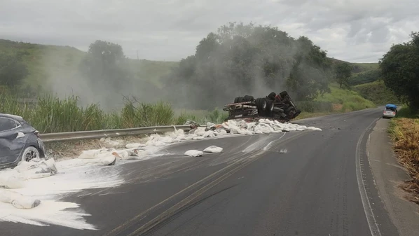 Batida aconteceu após veículo perder o controle e invadir a contramão; vítimas foram socorridas pelo Samu e levadas ao Hospital Estadual Sílvio Avidos, em Colatina
