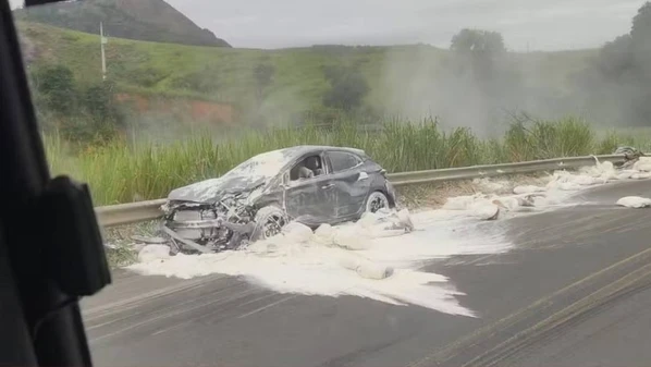 Quatro pessoas ficam feridas em acidente entre carro e carreta em João Neiva