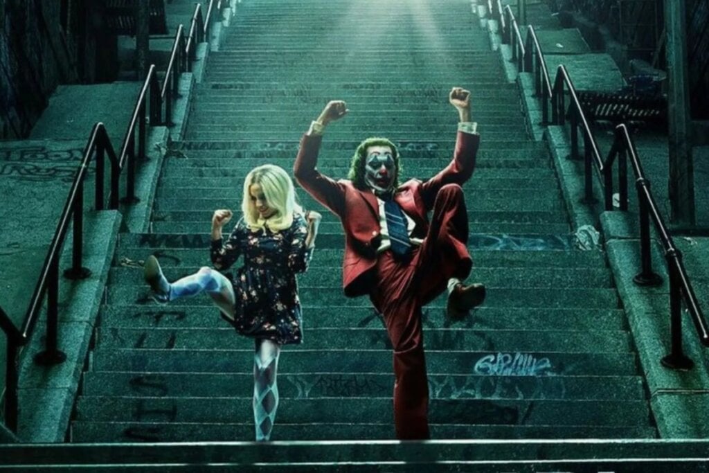 “Coringa: Delírio a Dois” aprofunda o universo de Arthur Fleck e apresenta uma relação intensa e perturbadora que mistura paixão, loucura e fantasia (Imagem: Reprodução digital | Warner Bros.)