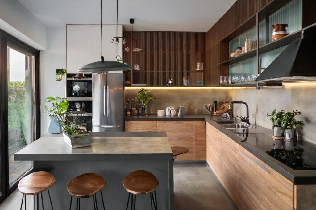 A combinação de cores neutras e naturais ajuda a criar cozinhas mais equilibradas e convidativas (Imagem: Ziadi Lotfi | Shutterstock)