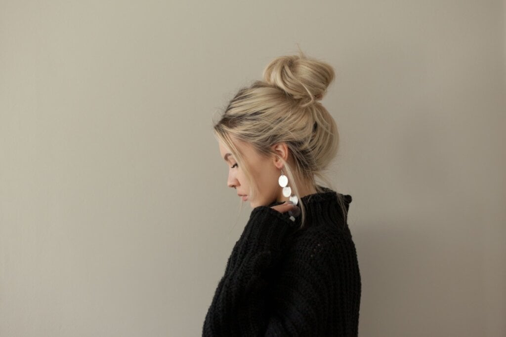 O coque despojado  traduz movimento, leveza e criatividade (Imagem: Alena Ozerova | Shutterstock)