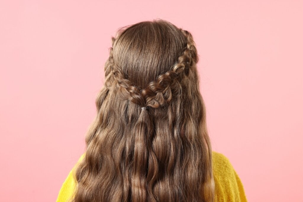 O semipreso baixo com trança destaca a textura natural e o movimento dos fios (Imagem: New Africa | Shutterstock)