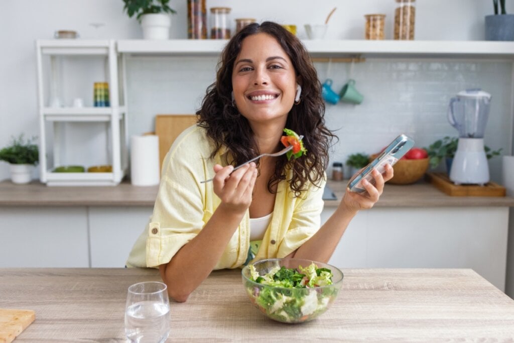 Pequenos ajustes sustentáveis na alimentação costumam ser muito mais eficazes do que medidas drásticas (Imagem: Josep Suria | Shutterstock) 