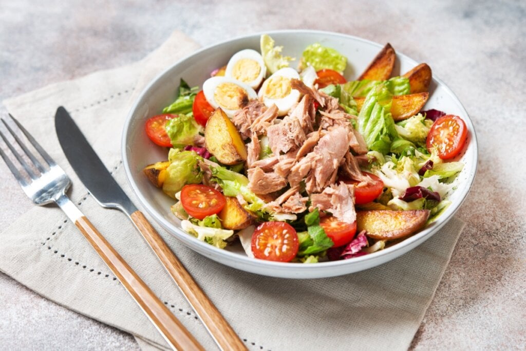 Salada de atum com ovos e batata dourada (Imagem: Gorenkova Evgenija | Shutterstock)
