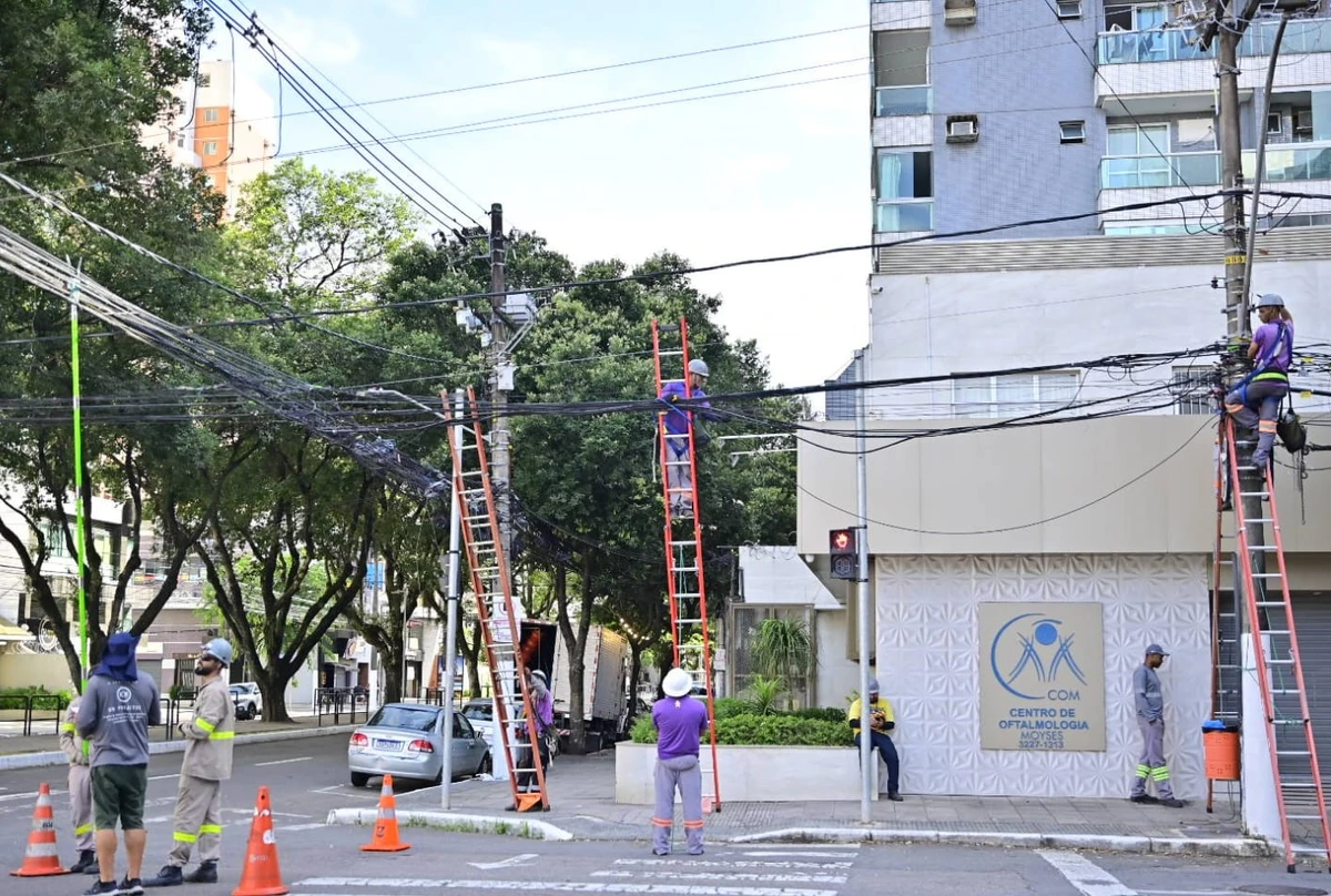 Mutirão de retirada de cabos e fios sem uso em postes da Praia do Canto