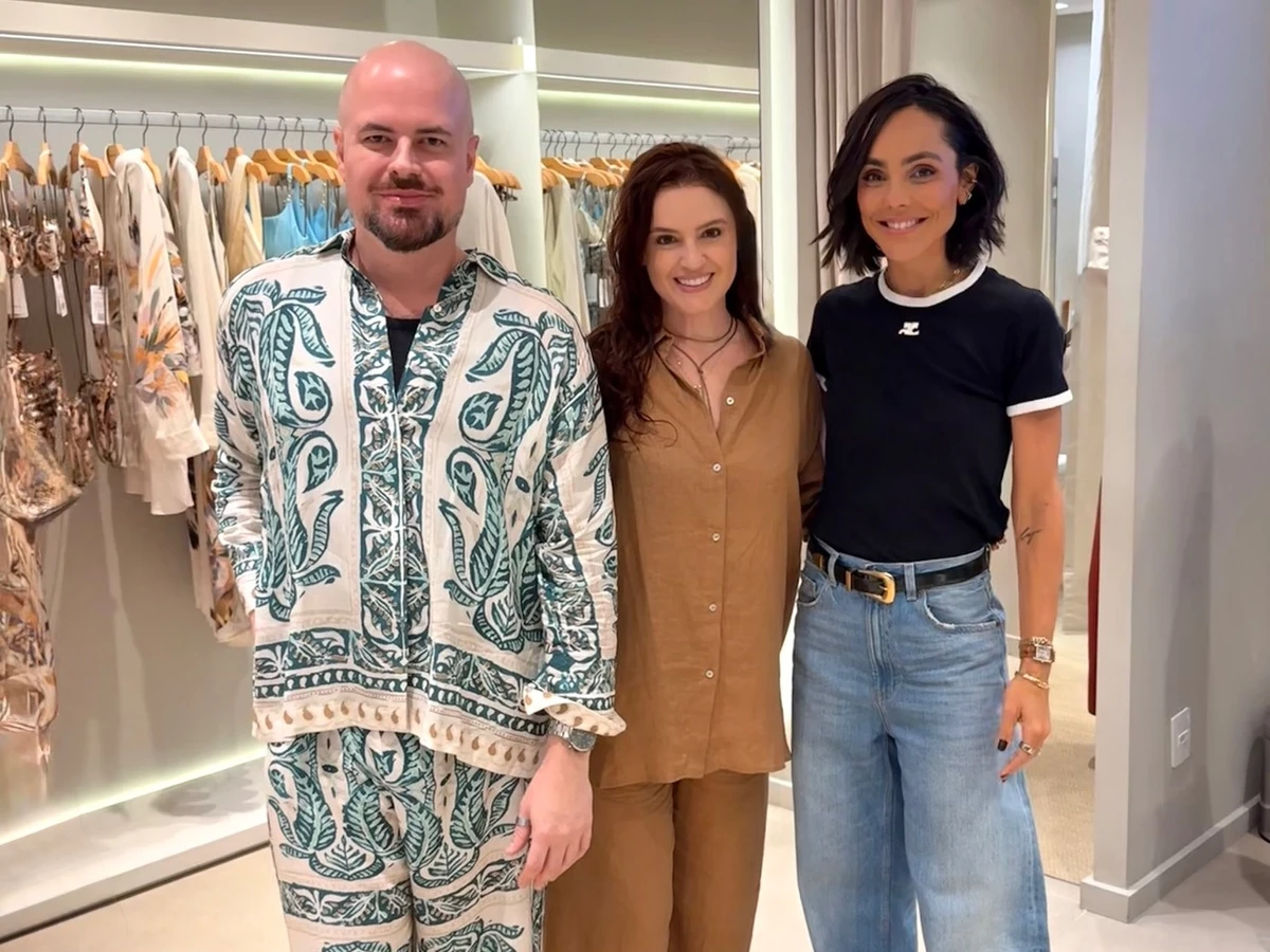 O  relações públicas Dudu Altoé e a gerente comercial Lorena Mantovanelli receberam a designer de jóias Carolina Neves