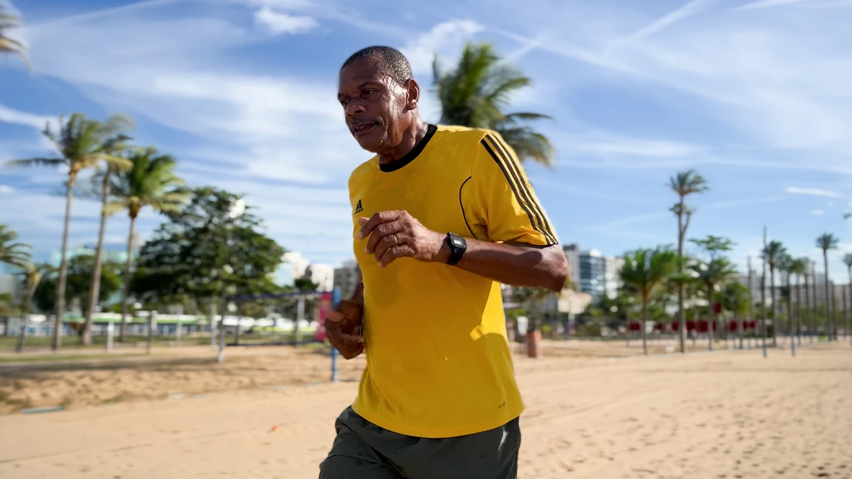 Sargento Januário treina corrida na Praia de Camburi
