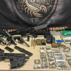 Armas, munições e cerca de 1,5 kg de maconha foram apreendidos em imóvel ligado a homem detido momentos antes na capital