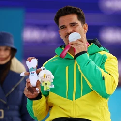 O esquiador garantiu a medalha de prata nesta terça-feira (10) na Paralimpíada de Inverno de Milão-Cortina (Itália)