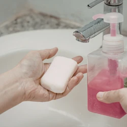 Mãos, rosto, corpo, axilas e as regiões íntimas têm necessidades diferentes. Entenda quais sabonetes são indicados para cada área e suas características específicas