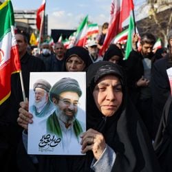 A República Islâmica tenta projetar estabilidade em uma época muito difícil. Mas será que Mojtaba Khamenei poderá transformar estas projeções em verdadeira autoridade?