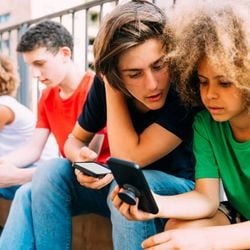 Pesquisa mostra que homens da geração Z tem visões mais conservadoras do que gerações anteriores. Especialistas veem papel relevante das redes sociais nessa mudança de opinião.