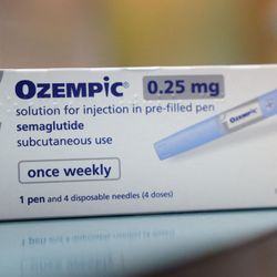 Patente da semaglutida cai em março, mas farmácias devem receber versões similares só no segundo semestre devido a dificuldades regulatórias e industriais.